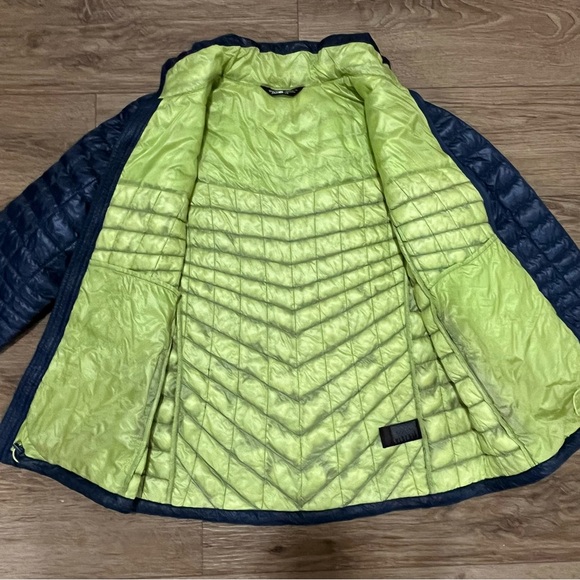 The North Face Thermoball womens hooded jacket. Size Large - Picture 12 of 16